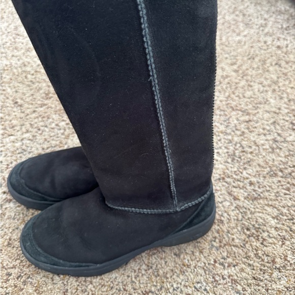 Uggs size 6 women’s in black - Picture 3 of 4